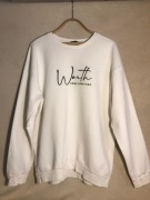 Biały sweter z napisem