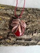 Wisior jadeit czerwony i róża z miedzi