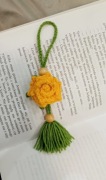 Różyczka wykonana na szydełku, brelok 