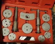 zestaw do wyciągania  tłoczków hamulcowych