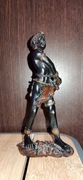 Stara figurka afrykańska, silny murzynek z nożem.