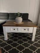 Drewniany stolik kawowy w stylu prowansalskim z szufladami