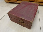 Stary gramofon walizkowy 