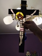 Krzyż witrażowy z wizerunkiem Jezusa Witraż