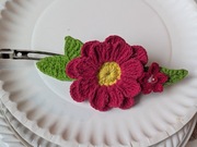 Spinka, klamra, kwiatki szydełkowe 