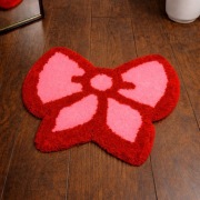 Ręcznie wykonany dywan tufting – różowo czerwona kokardka