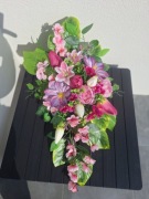 Wiosenna kompozycja nagrobna z tulipanami,Stroik na grób z kwiatami jabłoni