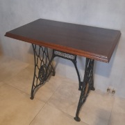 Stolik z nogami żeliwnymi 