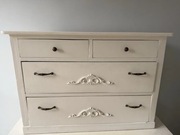 Stara biała komoda drewniana z litego drewna do odświeżenia