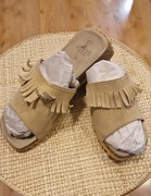 Damskie buty klapki zamszowe 39 włoskie Inblu Boho z frędzlami jak nowe