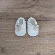 Buciki do chrztu z dekoracyjnymi kwiatkami w stylu boho