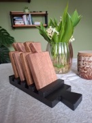 Zestaw drewnianych podkładek pod kubek 4szt z podstawką, mini deseczki