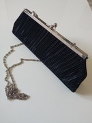 Elegancka czarna kopertówka na srebrnym łańcuszku