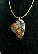 Asymetryczne serce, amazonit z bornitem - wisiorek na rzemyku