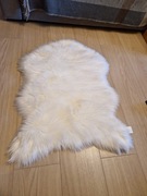 Puszysty dywanik ze sztuczej skóry