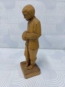 Drewniana figurka rzeźba smutnego chłopa 