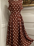 Pin up Girl . Czekoladowa sukienka w grochy  z paskiem 