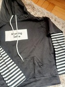 Czarna bluza z kapturem w paski