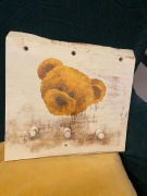 Drewniany wieszak do pokoju dziecięcego ręcznie malowany z misiem