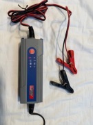 Prostownik Ultimate Speed ULG 3.8 A1 – 6 V / 12 V, 3,8 A, automatyczny