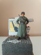Gotowa pomalowana figurka Niemiecki żandarm w 1-35 na podstawce zywica
