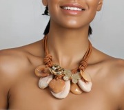 Duży naszyjnik zdobiony przywieszkami - Karmelowo perłowy