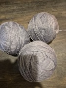 szara wloczka, podwójna nitka,  razem 400g