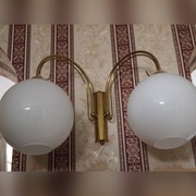 Kinkiet mosiężny dwu- ramienny.