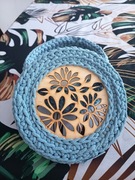 Koszyczek niebieski na bazie z sklejki.