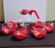 Szklane filiżanki w plastikowych osłonkach + dzbanek