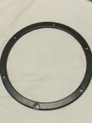 Pierścień mocujący do głośnika o średnicy 16 cm. 