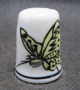 Naparstek kolekcjonerski porcelanowy - motyl i kwiaty 