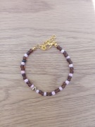 Bransoletka brązowa z różem i złotym serduszkiem – elegancki dodatek