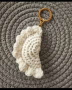 Zawieszka brelok pieróg dziergany na szydełku 