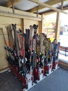 Sprzedam narty, deski snowboardowe, buty, kaski oraz kijki.