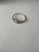 Złoty pierścionek zaręczynowy 