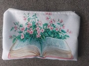 Kosmetyczka , książka, kwiaty