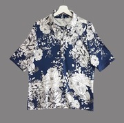 Damska bluzka granatowa w kwiaty z krótkim rękawem uniwersalna