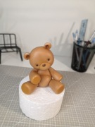 Słodki miś z masy cukrowej - ozdobą na tort