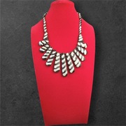 Naszyjnik - Ekologiczny, ręcznie robiony przez Masajów naszyjnik z Kenii.