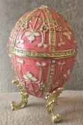 Szkatułka na biżuterię metalowa emaliowana złocona w stylu jaja Faberge .