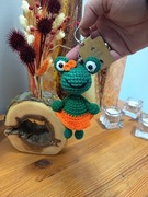 Żabka brelok szydełkowa w pomarańczowej spódniczce 