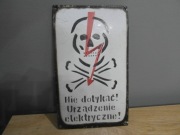 Nie dotykać urządzeń elektrycznych tablica emaliowana z PRL - u