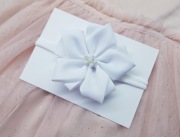 Biała opaska kwiat na chrzest urodziny sesję wesel