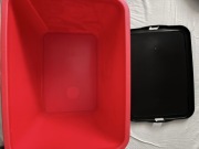 Czerwone pudełko na zabawki itp.