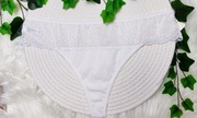 Kobiecość w każdym detalu – białe stringi z koronką na co dzień