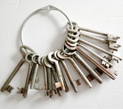 pęk starych dużych kluczy ozdoba
