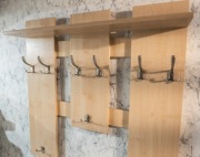 Wieszak do przedpokoju na kurtki z półką