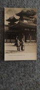 F135c - Japonia - Geisha girls in front of the Heian Shrine, Kyoto RPPC