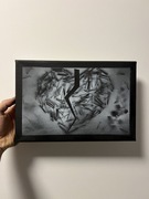 Artystyczny motyw z pękniętym sercem, kwiatami i gwoźdźmi malowany płótnie